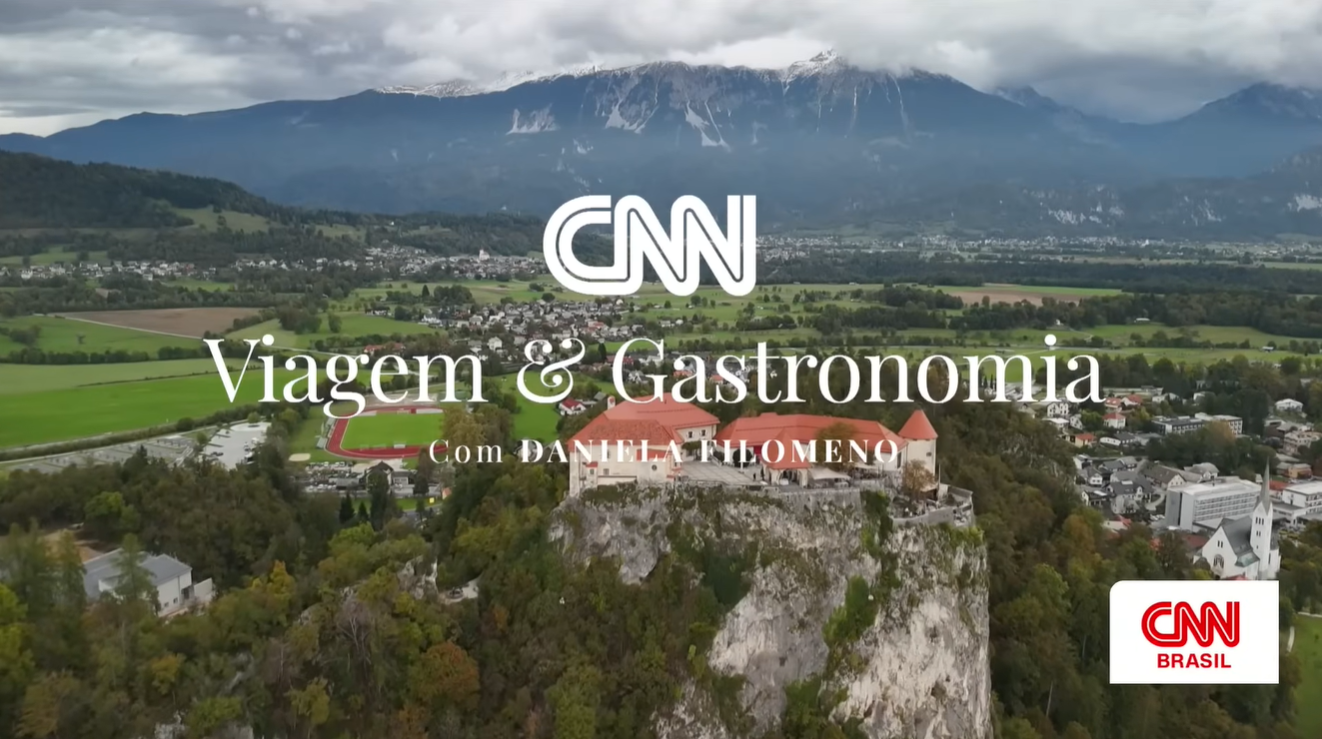 CNN Brasil — Viagem & Gastronomia com Daniela Filomeno, title card over Bled Castle